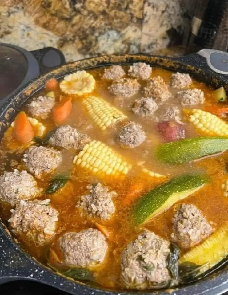 Caldo de Albóndigas de Res