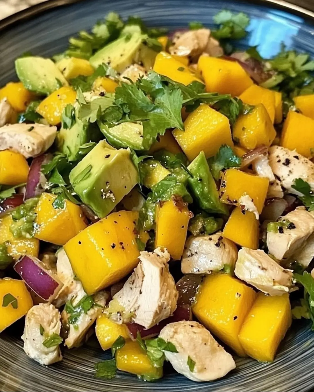 Ensalada de Pollo, Mango y Aguacate