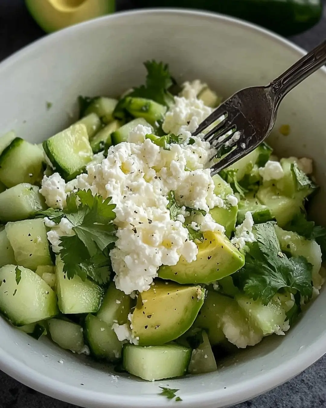 Ensalada proteica con aguacate, pepino y queso cottage: tu snack saludable ideal En un mundo cada vez más consciente de la alimentación saludable y el bienestar, encontrar un snack que sea al mismo tiempo nutritivo, delicioso y fácil de preparar puede parecer una tarea complicada. Sin embargo, hay combinaciones simples que cumplen con todos estos requisitos, y una de ellas es esta exquisita ensalada proteica a base de aguacate, pepino, cilantro, cebolla, limón y queso cottage. Esta receta es refrescante, ligera y muy saciante, ideal como snack de media tarde, desayuno o incluso como una cena ligera. Además, es perfecta para quienes siguen una dieta baja en carbohidratos, alta en proteínas o simplemente desean cuidar su salud sin renunciar al sabor. ¿Por qué elegir este snack proteico? Antes de entrar en detalles sobre la preparación, es importante entender por qué este snack es tan beneficioso para tu salud y bienestar general. Rico en proteínas y bajo en carbohidratos El queso cottage es un alimento bajo en grasas y alto en proteínas, ideal para quienes buscan desarrollar masa muscular, perder peso o mantener una alimentación equilibrada. Alto en fibra y grasas saludables El aguacate es una fuente excelente de grasas monoinsaturadas, fibra y micronutrientes como el potasio y la vitamina E. Este ingrediente no solo es cremoso y delicioso, sino también muy nutritivo. Hidratación natural El pepino y el jugo de limón aportan una gran cantidad de agua, ayudando a mantener la hidratación del cuerpo y proporcionando una sensación refrescante, especialmente en días calurosos. Propiedades digestivas y antiinflamatorias El cilantro y la cebolla tienen propiedades que favorecen la digestión y combaten la inflamación. Además, su sabor añade un toque especial y aromático a la receta. Ingredientes de la receta Para preparar una porción abundante de esta ensalada proteica necesitarás los siguientes ingredientes: 1 aguacate maduro pero firme, cortado en cubos 1 pepino mediano, pelado (opcional) y picado en cubos Unas ramitas de cilantro fresco, picado grueso 2 cucharadas de cebolla morada o blanca, finamente picada Jugo de 1 limón fresco Sal al gusto Pimienta negra recién molida al gusto 2 a 3 cucharadas de queso cottage (puede ser bajo en grasa) Preparación paso a paso Preparar los ingredientes frescos Lava bien todos los vegetales. Pela el pepino si deseas una textura más suave, aunque también puedes dejar la piel si es delgada. Corta el pepino y el aguacate en cubos medianos. Pica finamente la cebolla y el cilantro. Mezclar los ingredientes base En un bol grande, agrega el pepino, el aguacate y la cebolla. Mezcla suavemente para no deshacer el aguacate. Añadir los condimentos Exprime el jugo de limón sobre la mezcla. Agrega sal y pimienta al gusto. Mezcla todo con cuidado para que se integren los sabores. Incorporar el queso cottage Coloca el queso cottage por encima de la ensalada justo antes de servir. Puedes mezclarlo ligeramente o dejarlo en la parte superior como presentación. Decorar y servir Añade unas hojas de cilantro fresco para decorar. Sirve frío y disfruta de inmediato. Consejos útiles para mejorar tu ensalada Elige bien el aguacate Para que la ensalada tenga una textura cremosa sin volverse pastosa, es fundamental elegir un aguacate maduro pero firme. Si está demasiado blando, se deshará al mezclar. Personaliza con ingredientes extra Aunque la receta básica es deliciosa, puedes experimentar con: Tomates cherry Chiles verdes para un toque picante Un chorrito de aceite de oliva virgen extra Semillas de girasol o chía para añadir textura Evita que el aguacate se oxide Si no vas a consumir la ensalada de inmediato, guarda el hueso del aguacate dentro del bol y cubre con plástico adherente para minimizar el contacto con el aire. Valores nutricionales aproximados por porción Estos valores pueden variar dependiendo de las cantidades exactas y marcas utilizadas: Calorías: 250 kcal Proteínas: 12 g Grasas: 18 g Carbohidratos: 10 g Fibra: 6 g ¿Cuándo comer esta ensalada? Como snack entre comidas Gracias a su equilibrio de macronutrientes, te ayuda a mantener la saciedad por más tiempo sin caer en tentaciones menos saludables. Como desayuno ligero Perfecta si estás en un plan bajo en carbohidratos o cetogénico. Puedes acompañarla con un huevo duro o una rebanada de pan integral. Como cena liviana Después de un día largo, esta ensalada es una excelente opción para no irte a dormir con el estómago pesado. Beneficios para la salud Control del peso Gracias a su alto contenido de fibra y proteínas, ayuda a controlar el apetito y evita los atracones. Salud cardiovascular Las grasas saludables del aguacate y la ausencia de ingredientes procesados promueven la salud del corazón. Mejora digestiva Los ingredientes frescos como el pepino y el cilantro favorecen la digestión y reducen la hinchazón abdominal. Variaciones de la receta Versión mexicana Agrega chile jalapeño, unas gotas de salsa picante y un poco de maíz cocido. Versión griega Incluye aceitunas negras, queso feta en lugar de cottage y un toque de orégano seco. Versión con proteína extra Agrega atún, pechuga de pollo desmenuzada o huevo duro para aumentar el contenido proteico. Preguntas frecuentes ¿Puedo sustituir el queso cottage por otro tipo de queso? Sí, puedes usar queso feta, requesón o incluso queso panela. El queso cottage es ideal por su textura cremosa y bajo contenido en grasa. ¿Es apta para dieta cetogénica? ¡Totalmente! Esta receta es baja en carbohidratos y rica en grasas buenas, ideal para quienes siguen una dieta keto. ¿Cuánto tiempo dura en el refrigerador? Lo ideal es consumirla fresca, pero si la guardas en un recipiente hermético, puede durar hasta 24 horas sin que el aguacate se oxide demasiado. ¿Puedo añadirle proteína animal? Claro, agregar pechuga de pollo cocida o atún es una excelente forma de transformar este snack en una comida completa. ¿Sirve como comida post entrenamiento? Sí, ya que combina proteínas (queso cottage) con grasas saludables (aguacate) y minerales como el potasio, esenciales para la recuperación muscular.
